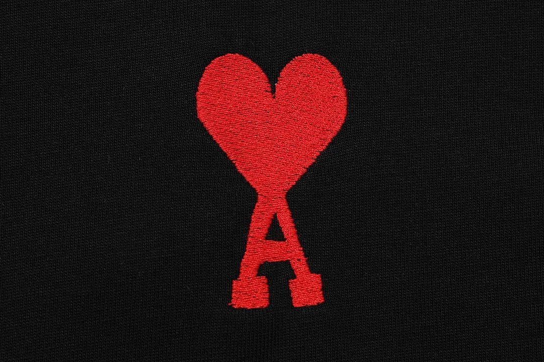 AMI PARIS 2026New Arrival Official website Same Style Imported machine high-density embroidered love letters logo Men and women Same Style short-sleeved T-shirt ·Customized 300 grams of 100% double yarn pure cotton fabric ·Dyeing of 32 double-strand threads ·Collar label, hangtag, main mark and three labels complete Color: Black Size: XS S M L